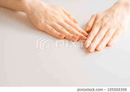 雙手合十的女人的手 105088306