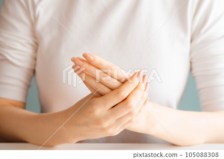 雙手放在胸前按摩的女人 105088308