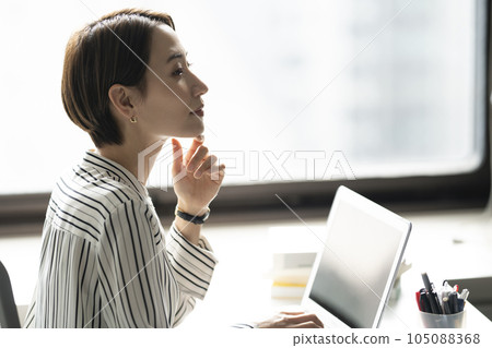 女性職業女性在工作時思考 女性職業女性在工作時思考 105088368