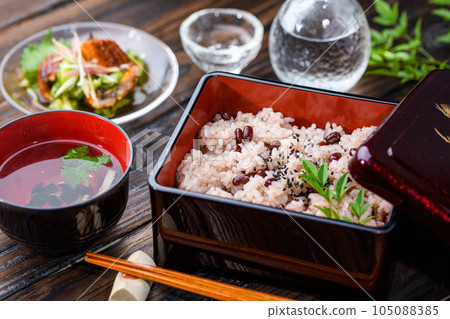 Sekihan served in a box (with Japanese sake) 105088385