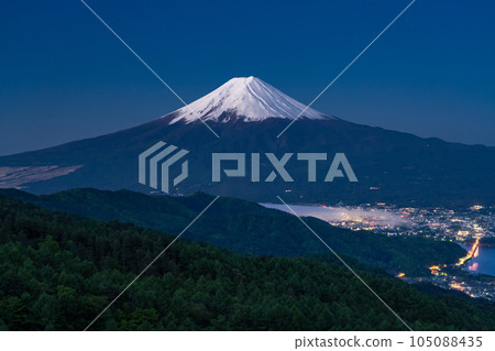 《山梨縣》初夏的富士山,鮮綠的原始森林 《山梨縣》初夏的富士山,鮮綠的原始森林 105088435