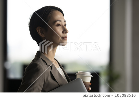 工作的職業女性 工作的職業女性 105088516