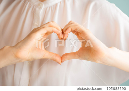 一個女人在胸前畫一顆心 105088590