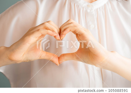 一個女人在胸前畫一顆心 一個女人在胸前畫一顆心 105088591