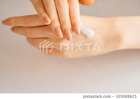 Women hand painting hand cream Women hand painting hand cream 105088625