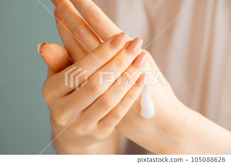 Women hand painting hand cream Women hand painting hand cream 105088626