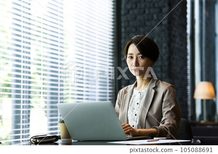 女性商務計算機看著相機肖像 女性商務計算機看著相機肖像 105088691