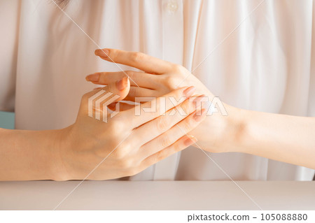 Women hand painting hand cream 105088880