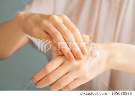 Women hand painting hand cream Women hand painting hand cream 105088886