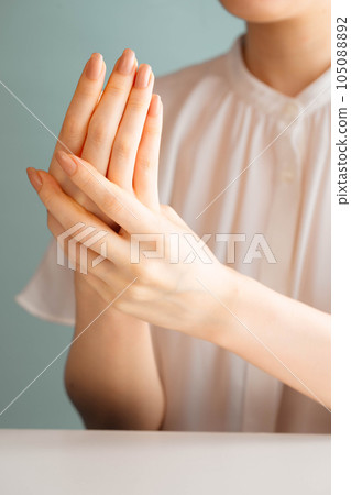 女人做手部自我護理 105088892