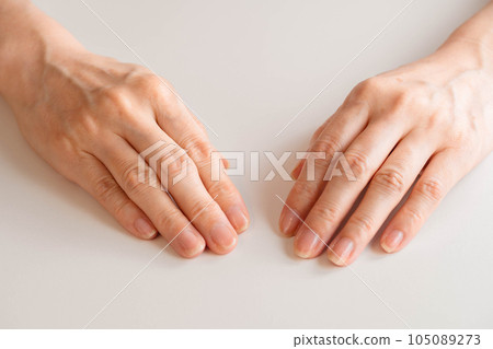 Senior women's hand 105089273