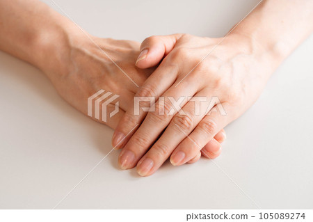 Senior women's hand 105089274