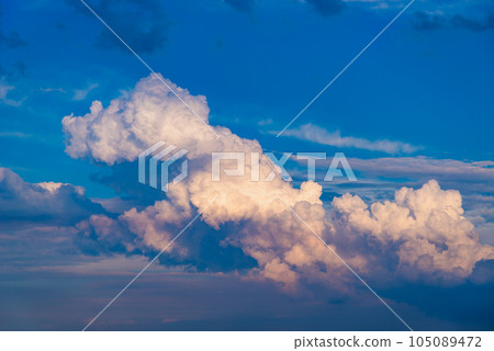 夏季傍晚天空中升起陰影的積雨雲 c-2 高飽和度 105089472