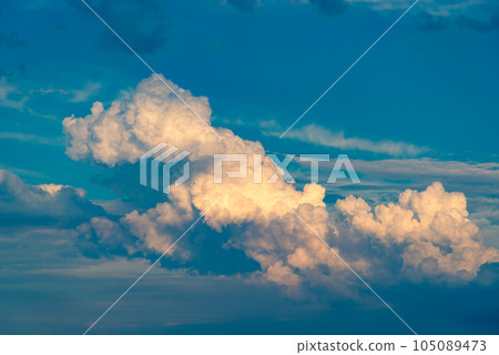 夏季傍晚天空中升起陰影的積雨雲 c-3，顏色溫暖 105089473