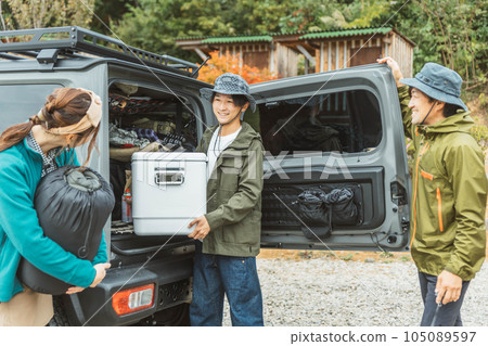 Friends who come to the outdoor campsite in autumn and winter and carry their luggage (men, women, Asians) 105089597