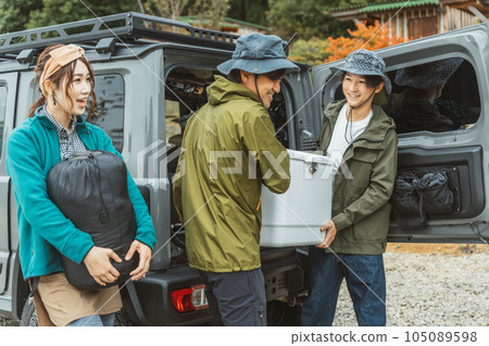 Friends who come to the outdoor campsite in autumn and winter and carry their luggage (men, women, Asians) Friends who come to the outdoor campsite in autumn and winter and carry their luggage (men, women, Asians) 105089598