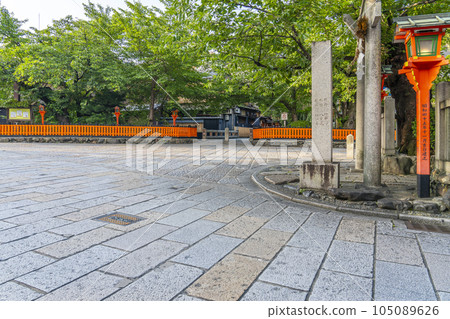 京都白川南通(祗園白河)周邊辰巳橋 新鮮的綠色季節 京都白川南通(祗園白河)周邊辰巳橋 新鮮的綠色季節 105089626