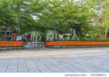 Kyoto Shirakawa Minamidori (Gion Shirakawa) Tatsumi Bridge Fresh green season 105089632