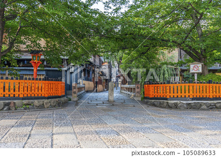 Kyoto Shirakawa Minamidori (Gion Shirakawa) Tatsumi Bridge Fresh green season Kyoto Shirakawa Minamidori (Gion Shirakawa) Tatsumi Bridge Fresh green season 105089633