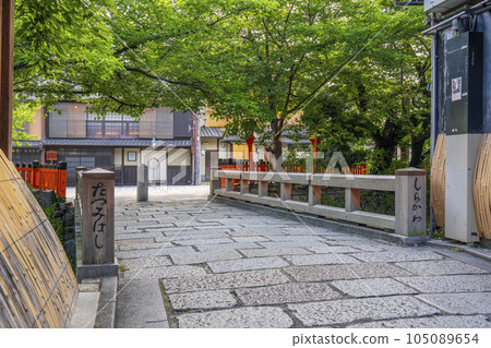 Kyoto Shirakawa Minamidori (Gion Shirakawa) Tatsumi Bridge Fresh green season Kyoto Shirakawa Minamidori (Gion Shirakawa) Tatsumi Bridge Fresh green season 105089654