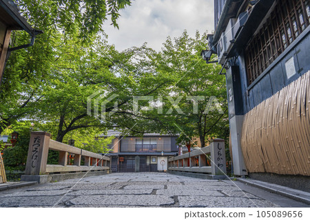 Kyoto Shirakawa Minamidori (Gion Shirakawa) Tatsumi Bridge Fresh green season 105089656