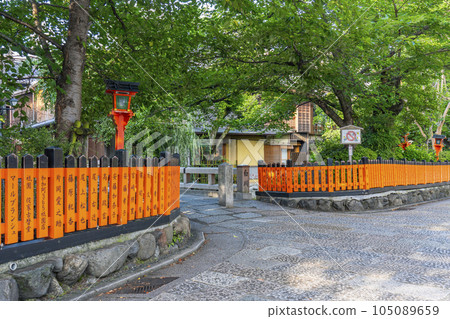 Kyoto Shirakawa Minamidori (Gion Shirakawa) Tatsumi Bridge Fresh green season Kyoto Shirakawa Minamidori (Gion Shirakawa) Tatsumi Bridge Fresh green season 105089659