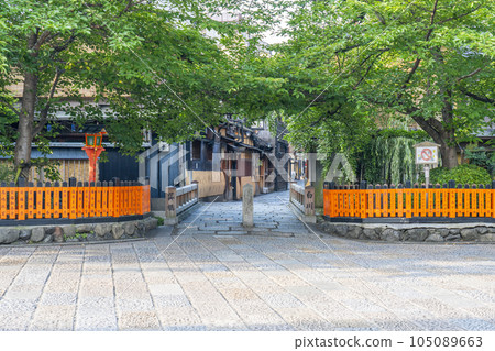 Kyoto Shirakawa Minamidori (Gion Shirakawa) Tatsumi Bridge Fresh green season 105089663