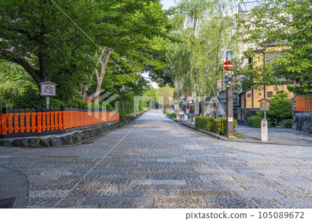 Kyoto Shirakawa Minamidori (Gion Shirakawa) Season of fresh greenery 105089672
