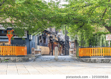 Kyoto, Gion Shirakawa, Tatsumi Bridge in the early morning, the season of fresh greenery Kyoto, Gion Shirakawa, Tatsumi Bridge in the early morning, the season of fresh greenery 105089686