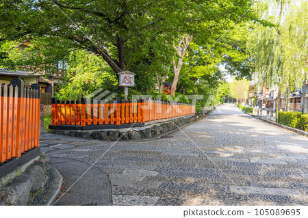 Kyoto/Gion Shirakawa Tatsumi Bridge Fresh green season 105089695
