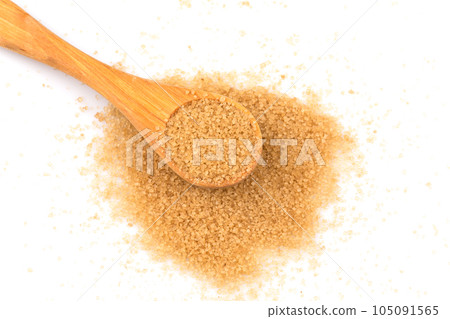 brown sugar in a spoon 105091565