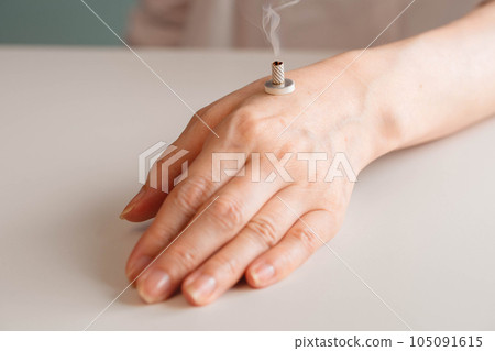 Hands of a woman doing moxibustion 105091615