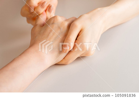 Woman doing hand massage 105091836