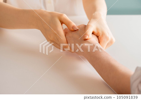 女人在做手部按摩 105091839