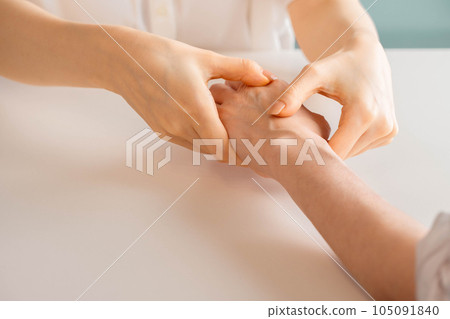 Woman doing hand massage 105091840