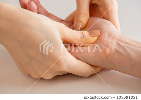女人在做手部按摩 105091851