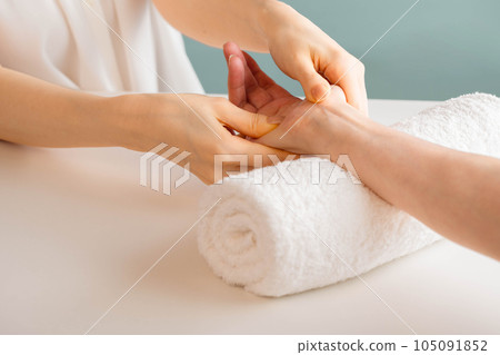 Woman doing hand massage 105091852