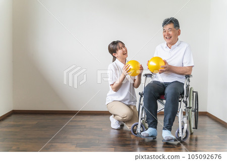 老年人/老年男性和物理治療師/護理人員/教練在療養院進行球練習、運動和康復 老年人/老年男性和物理治療師/護理人員/教練在療養院進行球練習、運動和康復 105092676