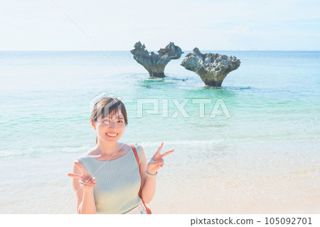 一位女士在沖繩古宇利島心岩觀光 105092701