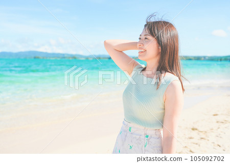 在沖繩海灘享受假期的女人 在沖繩海灘享受假期的女人 105092702
