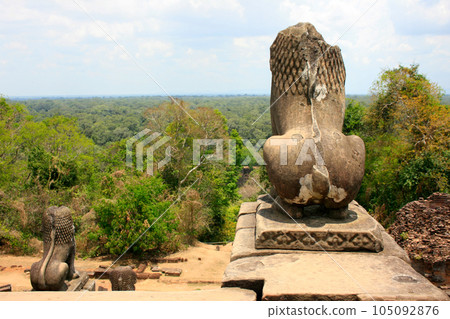 Lion statue Phnom Bakheng at in Siem Reap 105092876