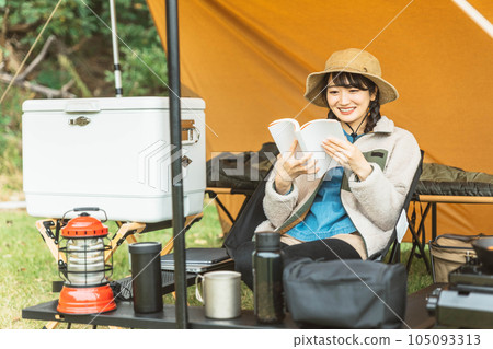 一位年輕的女露營者在露營地獨自露營（閱讀/讀書） 105093313