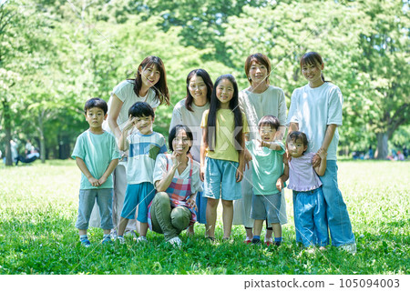 Outdoor group photo of children, parents and teachers Outdoor group photo of children, parents and teachers 105094003