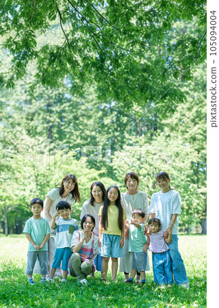Outdoor group photo of children, parents and teachers Outdoor group photo of children, parents and teachers 105094004