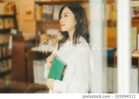 書店裡的年輕女子 105094511