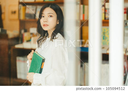 書店裡的年輕女子 105094512