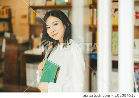 書店裡的年輕女子 105094513