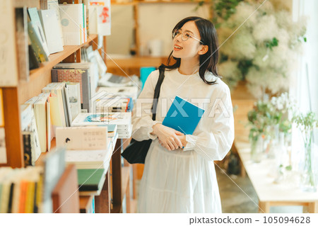 書店裡的年輕女子 105094628