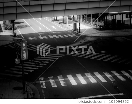 從上方以黑白方式拍攝十字路口。 105094862
