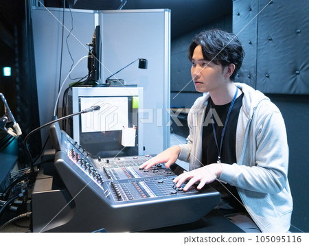 一名年輕人在大廳的廣播室工作 105095116